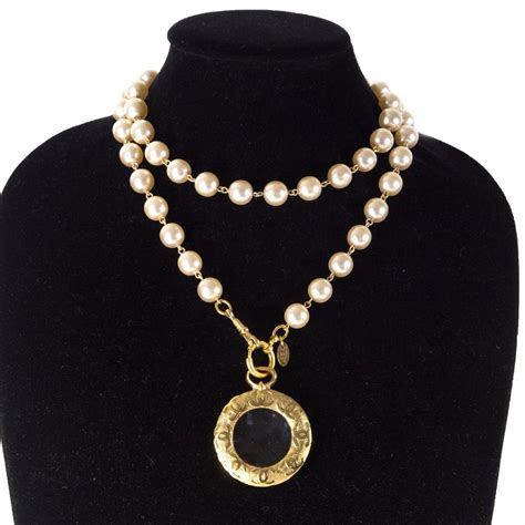 chanel pearl necklace cc logo